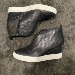 Womens wedge shoe